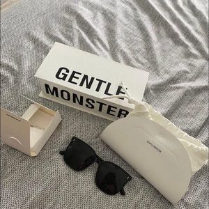 Gentle Monster Sunglasses! ( Frida )